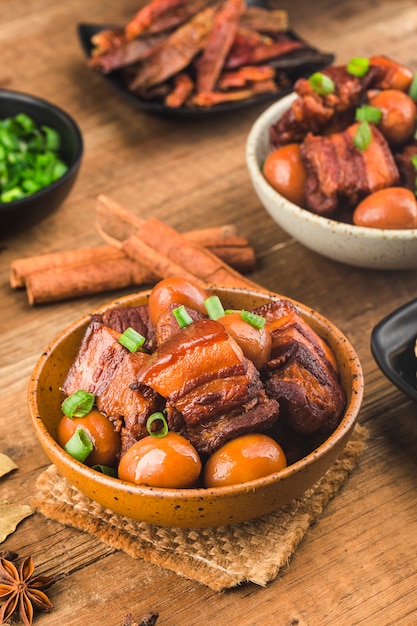 Ovos de codorna ensopado com barriga de porco (comida chinesa)