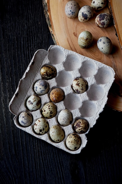 Ovos de codorna fotografados em estilo rústico simplesAlimentos simples ricos em proteínas