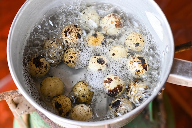 Ovos de codorna ovos cozidos comida em uma panela quente no fogão conceito de alimentação saudável menu de ovos comida