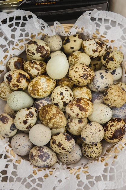 Ovos de codorna pequenos em guardanapo de malha - fundo de comida, close-up