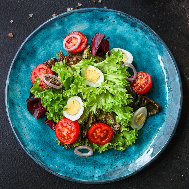 ovos de codorna salada saudável legumes, tomate, alface