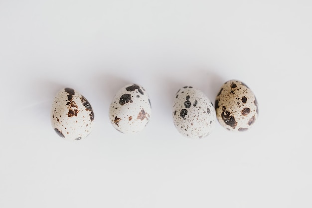 Foto ovos de codorniz em um fundo liso leve em close-up