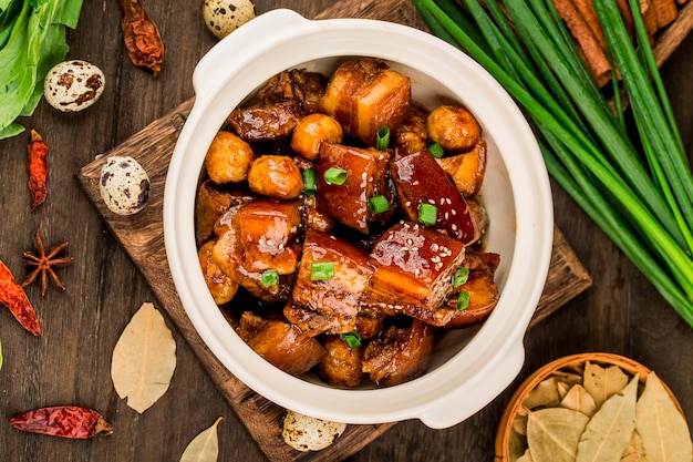 Ovos de codorniz ensopados com barriga de porco (comida chinesa)