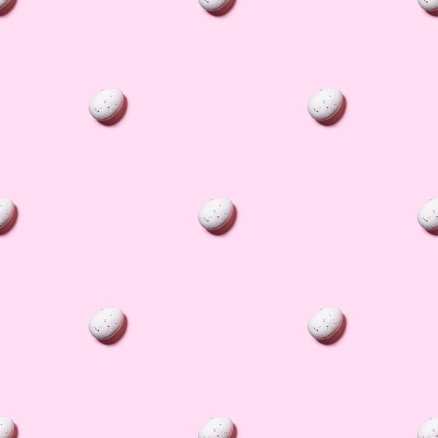 Ovos de codorniz sobre fundo rosa