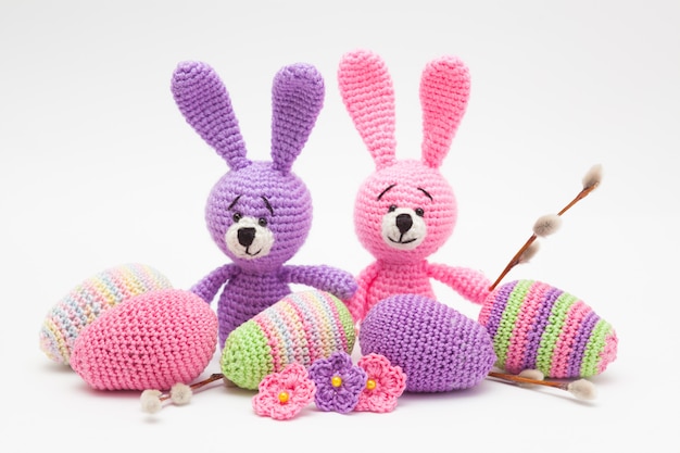 Ovos de decoração de Páscoa de malha, flores, coelho. Feito à mão, amigurumi