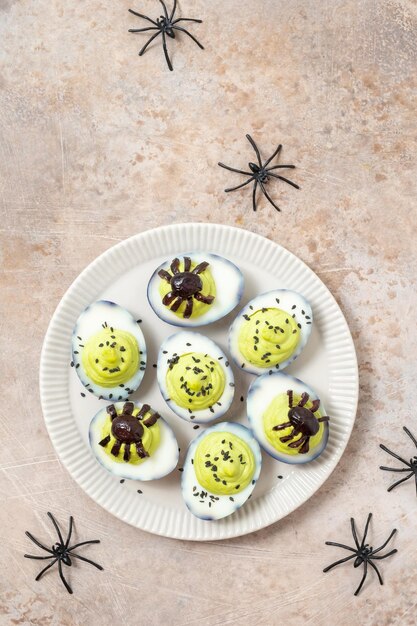 Foto ovos de diabo com abacate aranha para festa de halloween