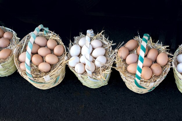 Ovos de fazenda frescos orgânicos na cesta