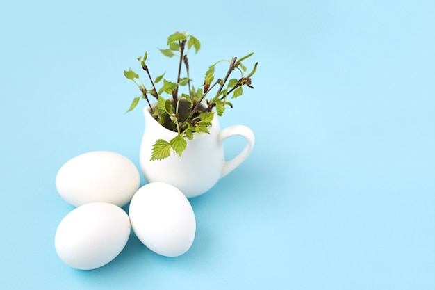 Ovos de galinha branca com planta na xícara