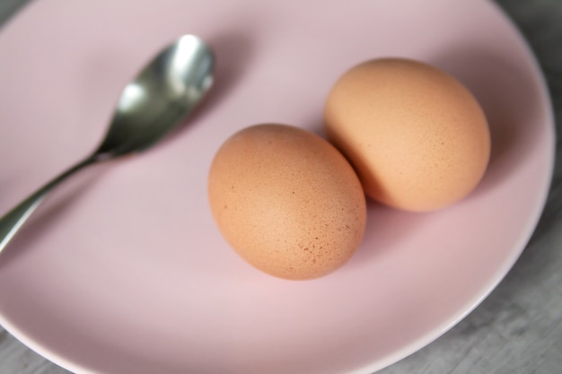 Ovos de galinha cozidos em um prato rosa