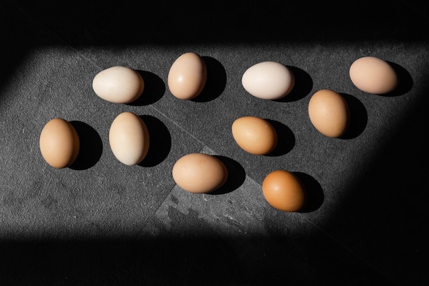 Ovos de galinha de fazenda natural isolados em fundo escuro conceito de férias de Páscoa