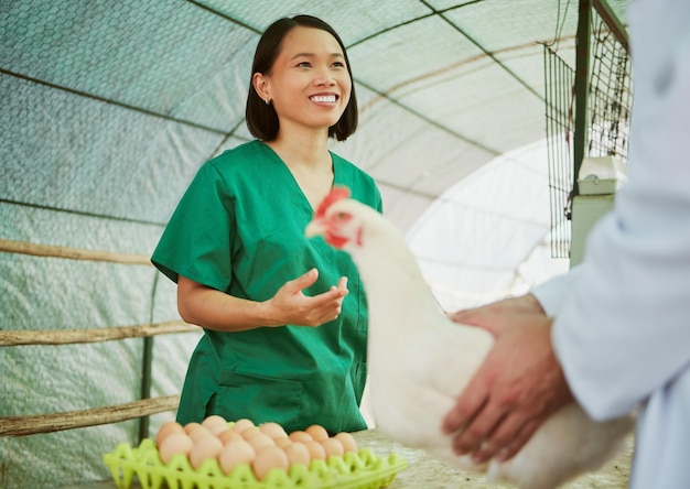 Ovos de galinha de mulher ou cliente agrícola no ambiente de sustentabilidade da agricultura rural ou cooperativa industrial Sorriso feliz falando avicultor ou homem em acordo de vendas de produção ou exportação de varejo