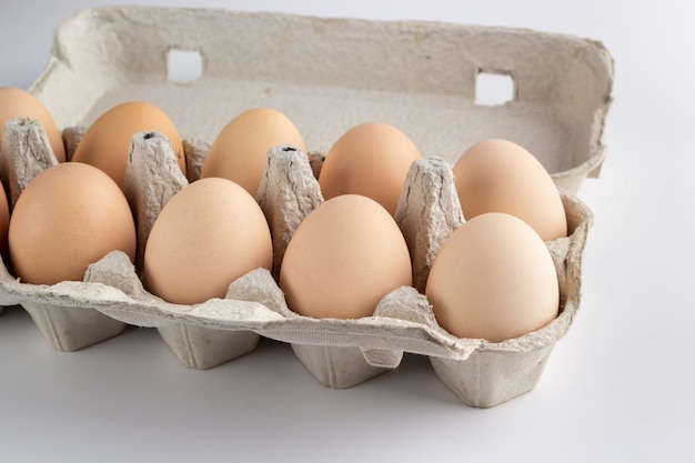 Ovos de galinha em bandeja de papelão