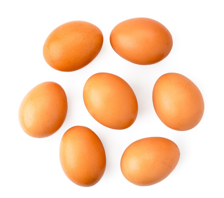 Foto ovos de galinha em um fundo branco, isolado.