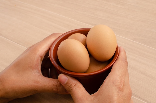 Ovos de galinha em uma tigela marromOs ovos são uma rica fonte de selênio, um antioxidante importante para a tireoide.