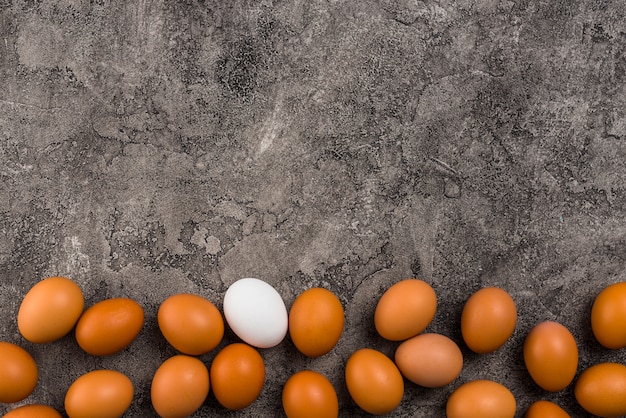 Foto ovos de galinha espalhados na mesa cinza