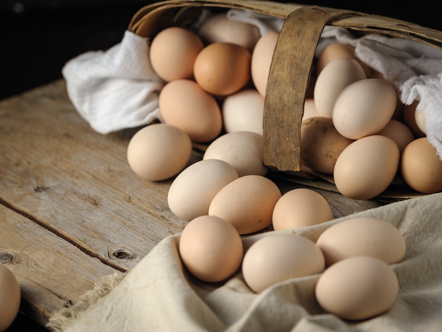 Ovos de galinha fresca de fazenda