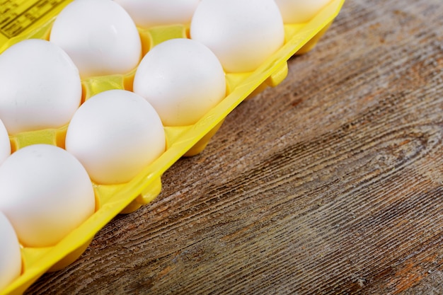 Ovos de galinha na bandeja de ovos de célula