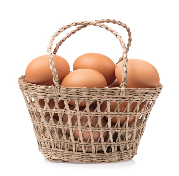Ovos de galinha na cesta isolada no fundo branco