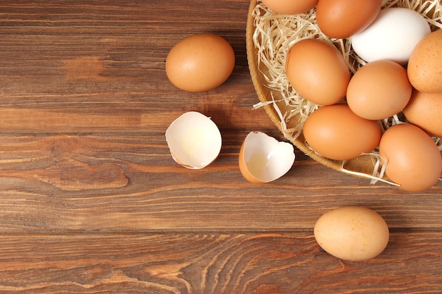 Ovos de galinha na mesa produtos agrícolas ovos naturais