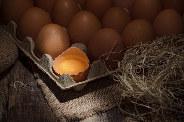 Ovos de galinha recém-colhidos em um fundo rústico