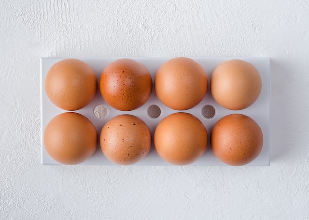Ovos de galinha vermelha na bandeja da geladeira