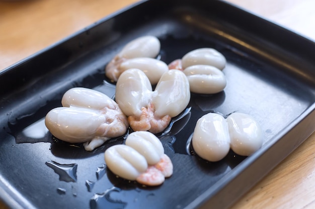 Ovos de lulas frescas em uma bandeja preta para grelhar sabor delicioso