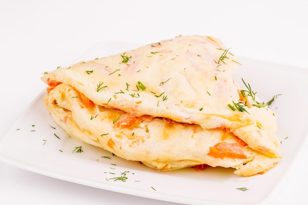 Ovos de omelete com presunto e legumes