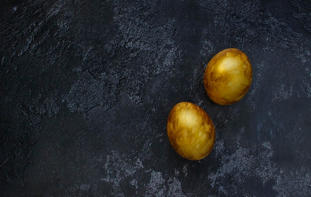 Ovos de ouro em um fundo preto