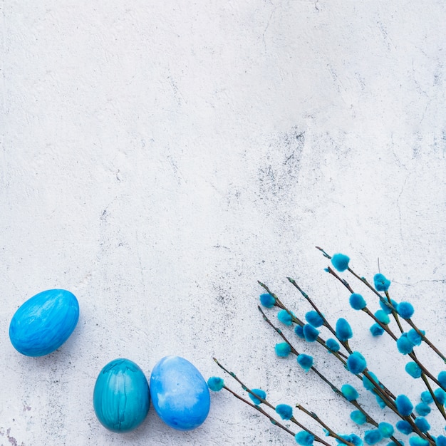 Foto ovos de páscoa azul e galho de salgueiro