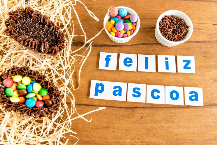 Foto ovos de páscoa cheios de brigadeiro no conceito de páscoa de fundo de madeira com feliz páscoa escrito em português