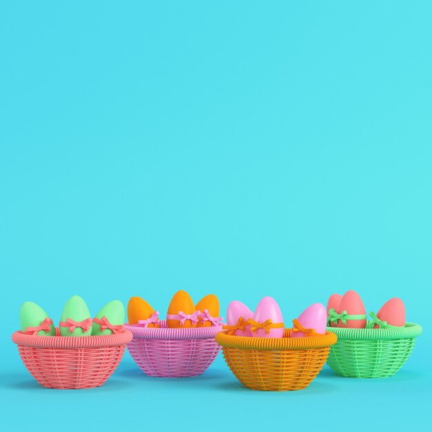 Ovos de páscoa coloridos com arco em uma cesta de vime sobre fundo azul brilhante em tons pastel. conceito de minimalismo