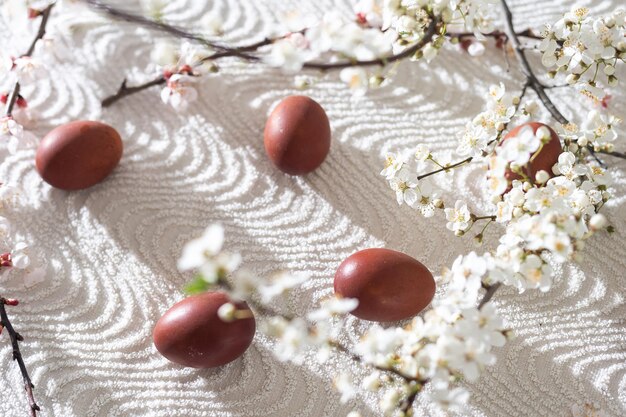 Ovos de Páscoa coloridos com flores de flor de primavera. Fronteira de feriado de ovo colorido. Bolo de Páscoa.