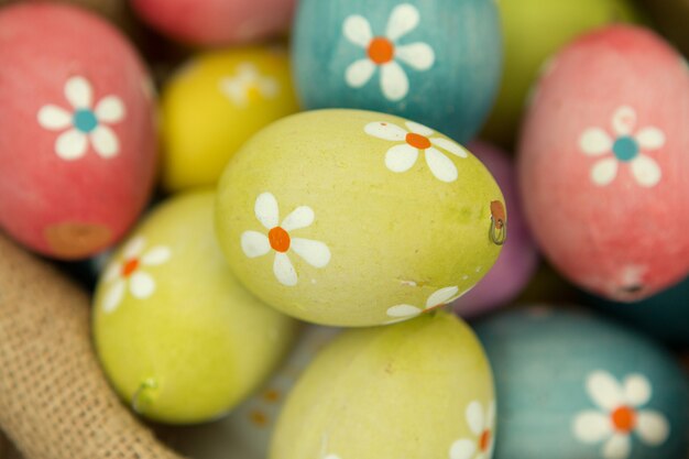 Ovos de Páscoa coloridos com flores pintadas