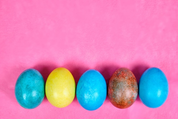 Foto ovos de páscoa coloridos e pintados.