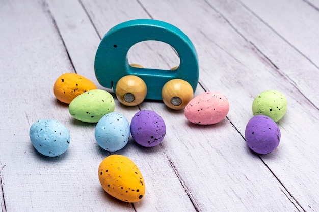 Ovos de Páscoa coloridos e presente de brinquedo de madeira para crianças