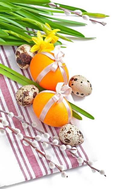 Ovos de Páscoa coloridos em fundo branco