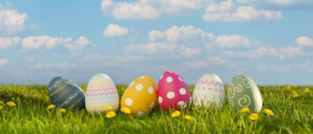 Ovos de Páscoa coloridos em prado verde com fundo de Páscoa lindo céu azul