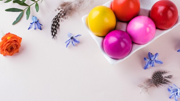 ovos de páscoa coloridos em rosa