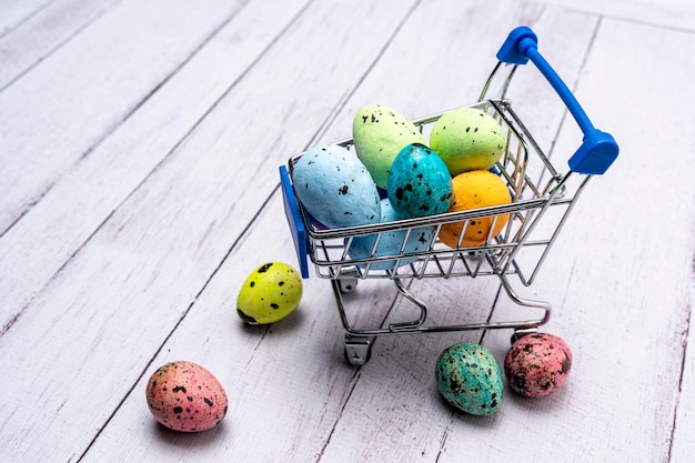 Ovos de Páscoa coloridos em um carrinho de supermercado Cartão de saudação de Páscoa