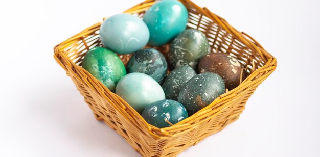 Ovos de Páscoa coloridos em uma cesta Decoração festiva tradicional
