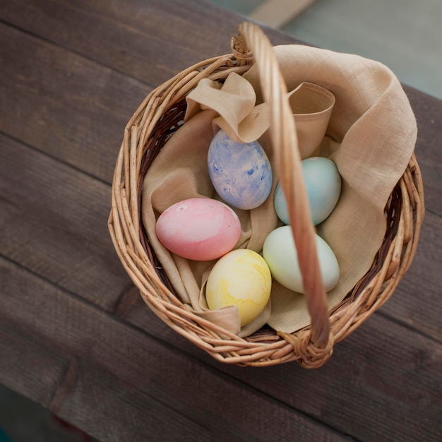Ovos de Páscoa coloridos estão na cesta