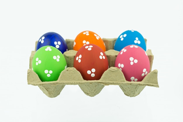 Ovos de Páscoa coloridos feitos à mão isolados em um branco