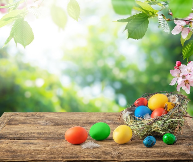 Ovos de páscoa coloridos na mesa de madeira no espaço de cópia de fundo natural turva