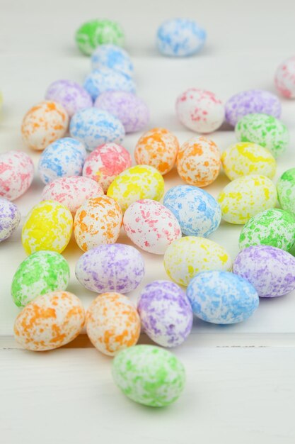 Ovos de Páscoa coloridos na mesa