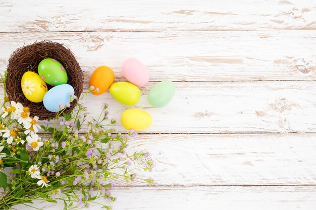 Ovos de Páscoa coloridos no ninho com flores. Férias na primavera