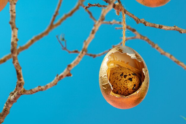 Foto ovos de páscoa coloridos pendurados em galhos secos. conceito de páscoa