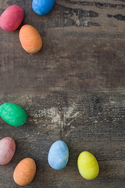 Ovos de Páscoa coloridos tradicionais em um de madeira