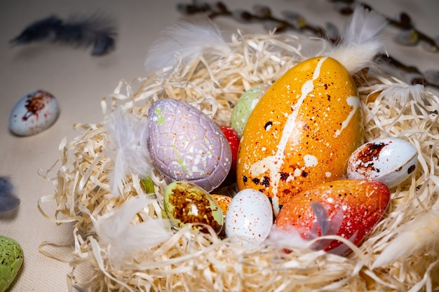 Ovos de Páscoa com chocolate com uma surpresa dentro.