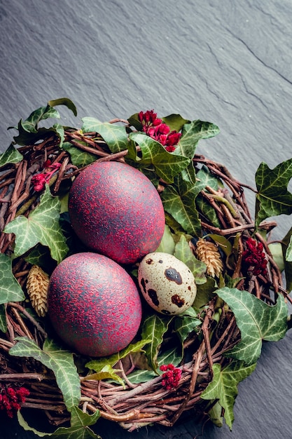 Ovos de Páscoa com decoração. Ovos de codorniz e galinha em um ninho de pássaros.