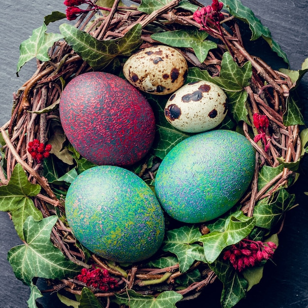 Ovos de Páscoa com decoração. Ovos de codorniz e galinha em um ninho de pássaros.